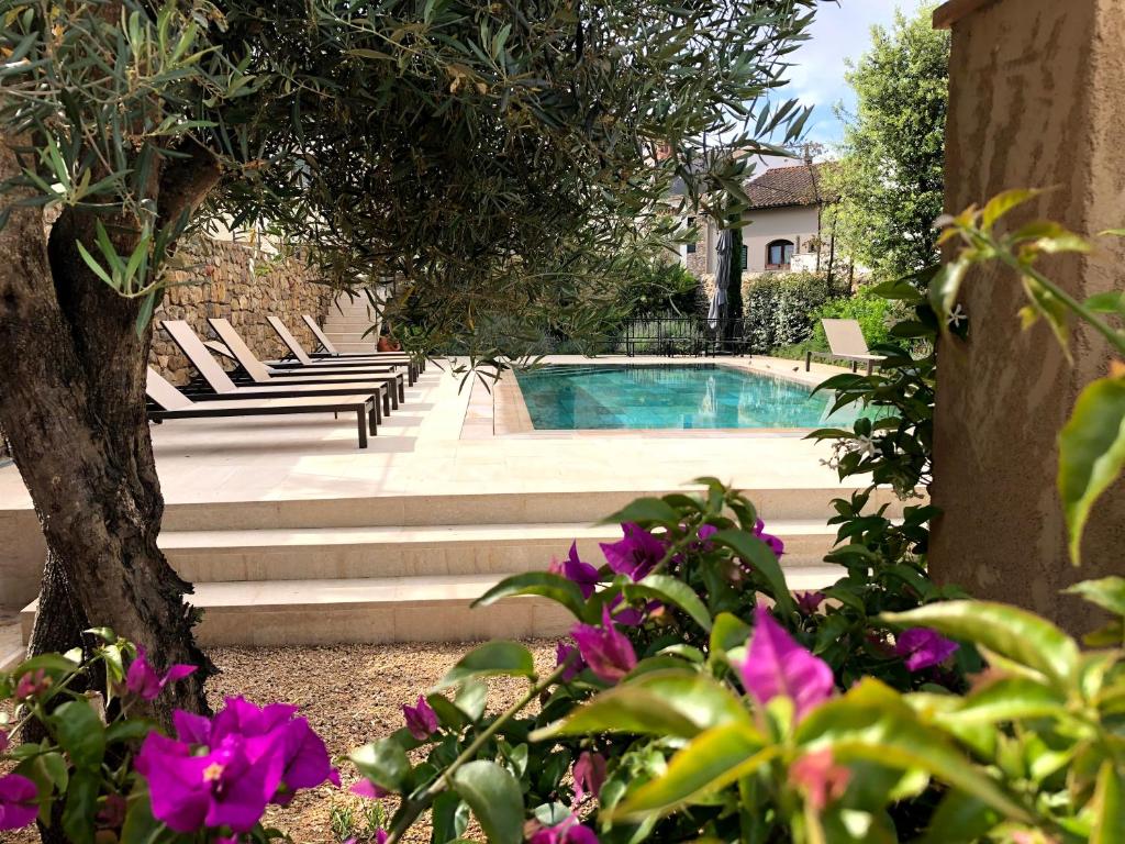 巴古尔Villa Anna的一个带长椅和紫色花卉的游泳池