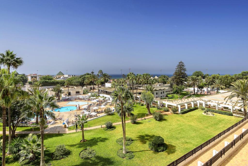 阿加迪尔Allegro Agadir的享有度假村的空中景致,设有游泳池和棕榈树