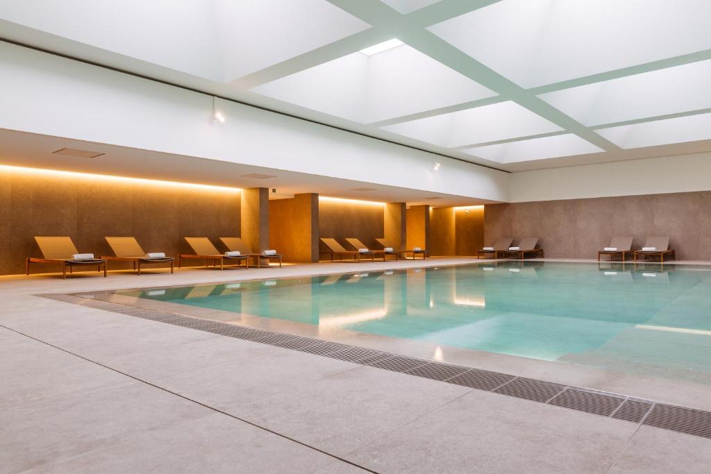奥斯坦德仙女座C酒店的在酒店房间的一个大型游泳池