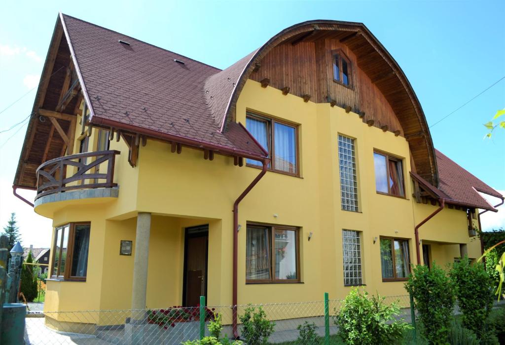 索瓦塔Rozsi Mama的棕色屋顶的大型黄色房屋