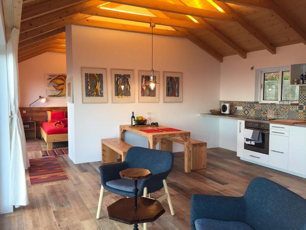 圣克鲁斯Quinta dos Artistas的厨房以及带桌椅的起居室。