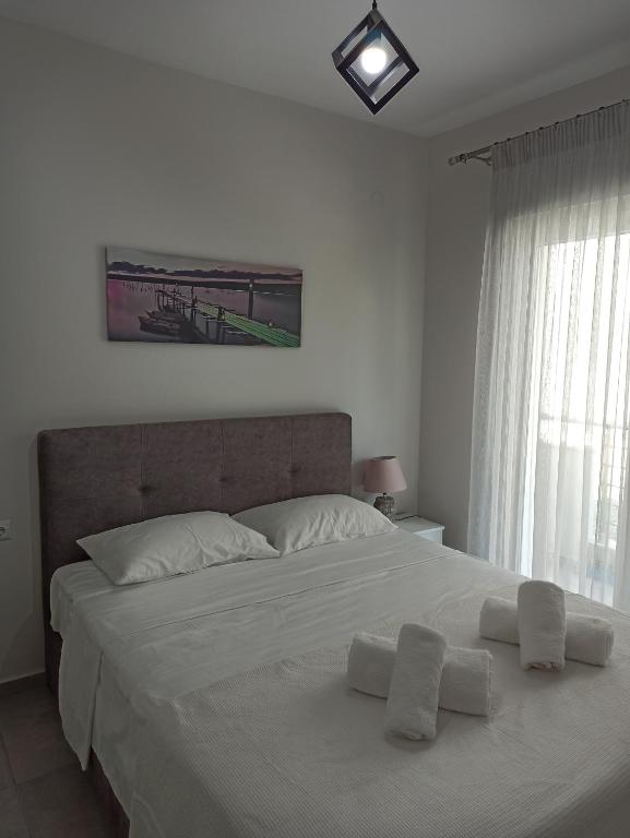 尼亚普拉莫斯Steps to the sea的一间卧室配有一张带两个白色枕头的大床