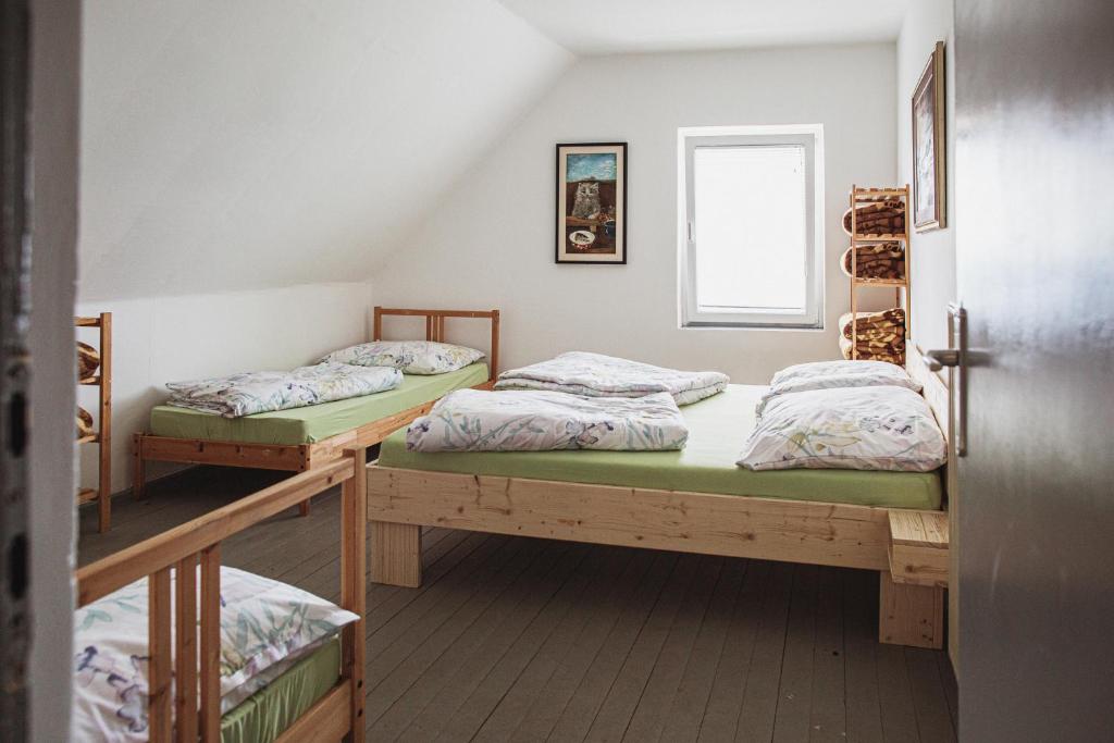 采尔克尼察Dom na Slivnici的带窗户的客房内的两张双层床
