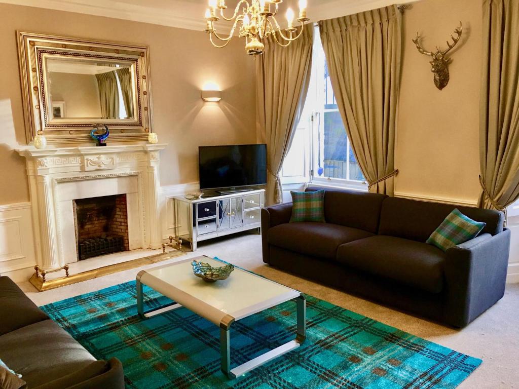 爱丁堡Escape to Edinburgh @ Abercromby Place的带沙发和壁炉的客厅