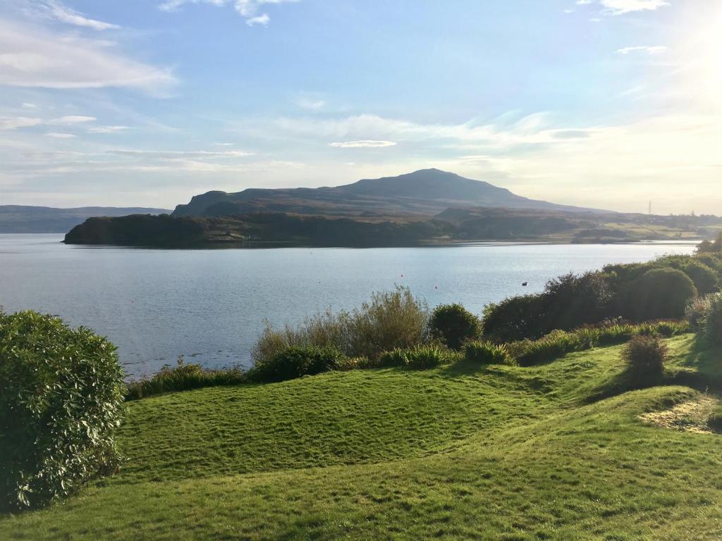 波特里An-Airidh Bed & Breakfast Portree的享有湖泊和山脉的景色