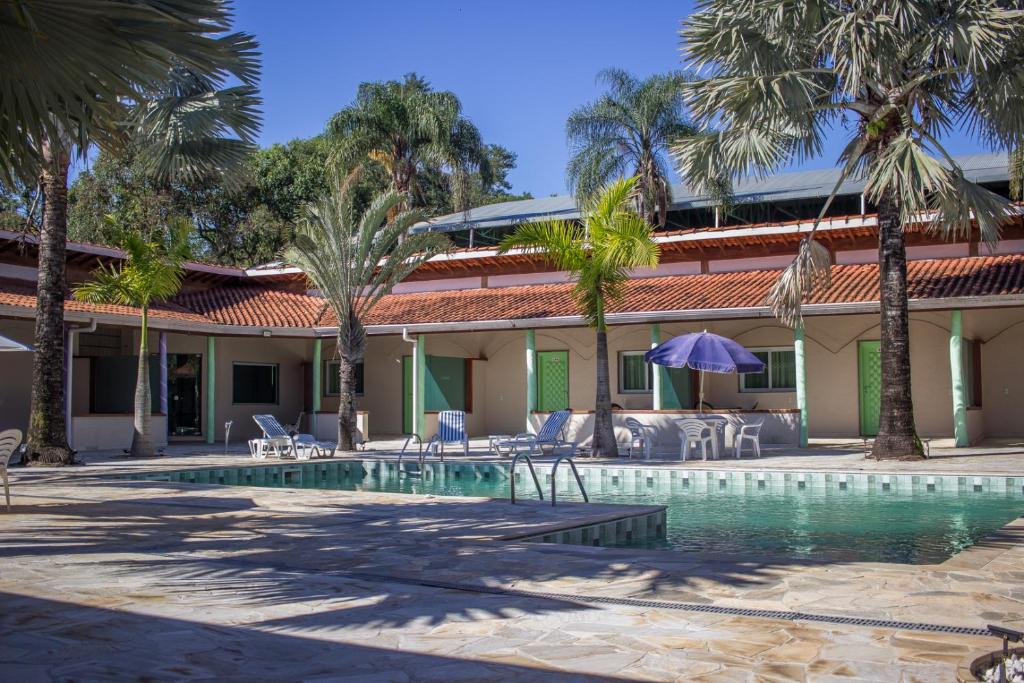 阿蒂巴亚RIACHI POUSADA的一个带游泳池和棕榈树的度假村