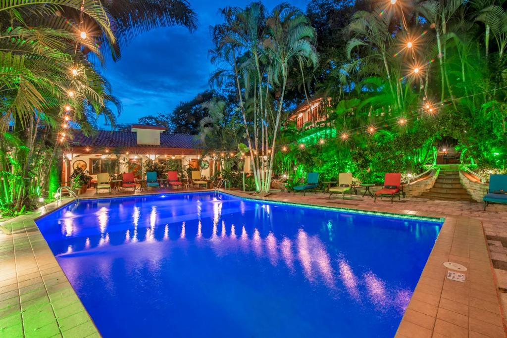 曼努埃尔安东尼奥利里奥别墅酒店的后院的游泳池,晚上有灯光