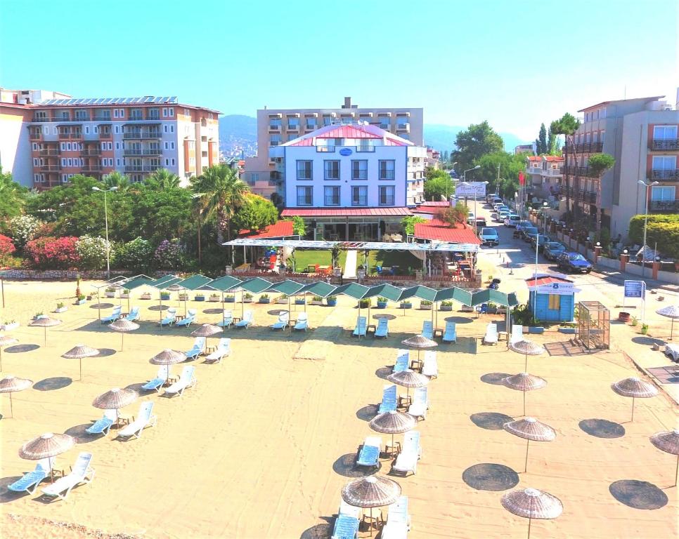 古穆杜尔古穆尔杜尔马伟德尼兹酒店的海滩上的一组椅子和遮阳伞
