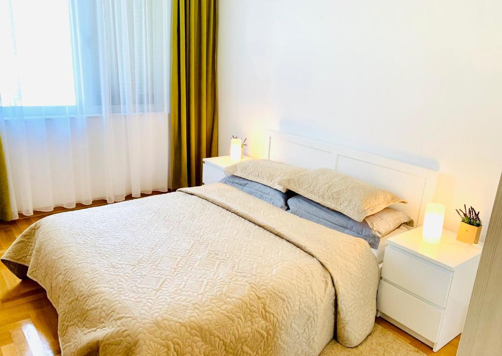 唐吉莫利尼Lavender Bay Apartment B13的卧室配有白色的床和窗户。