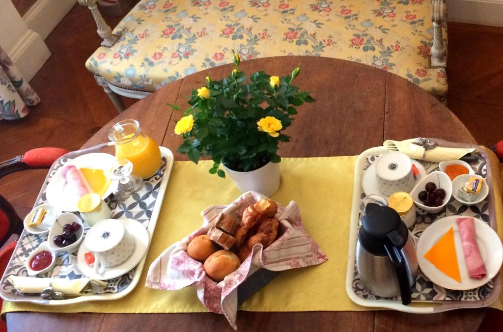 第戎乐珀蒂泰尔特尔公寓的一张桌子,上面有两盘早餐食品