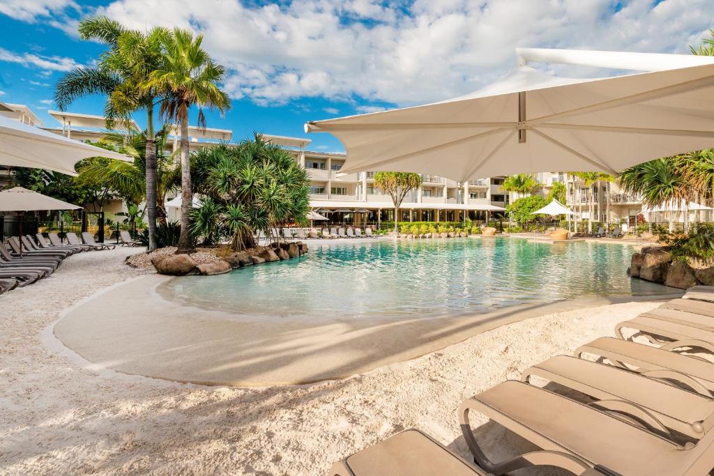 金斯克里福辣椒盐度假酒店的一个带椅子和遮阳伞的度假游泳池