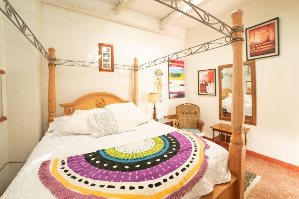 圣胡安Casa TripGoGo的一间卧室配有一张木架大床