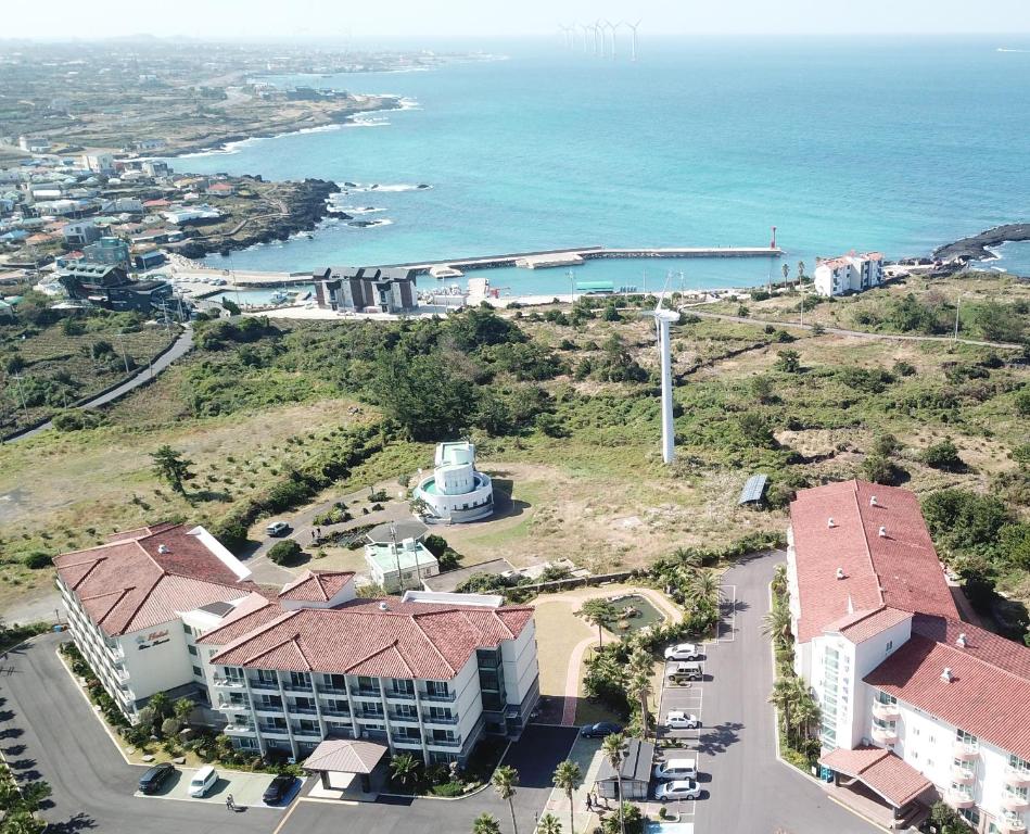 济州市布鲁夏威夷度假村的海洋旁建筑物的空中景观