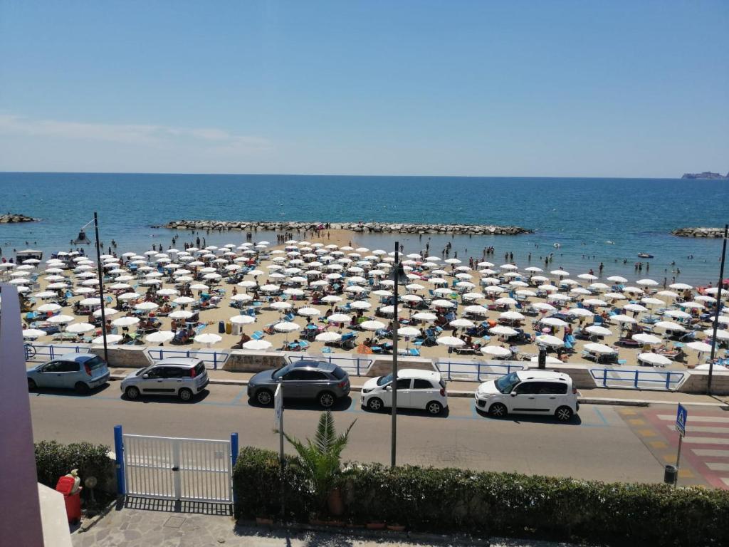 福尔米亚Hotel Tirreno Formia的海滩上一个满是遮阳伞的停车场