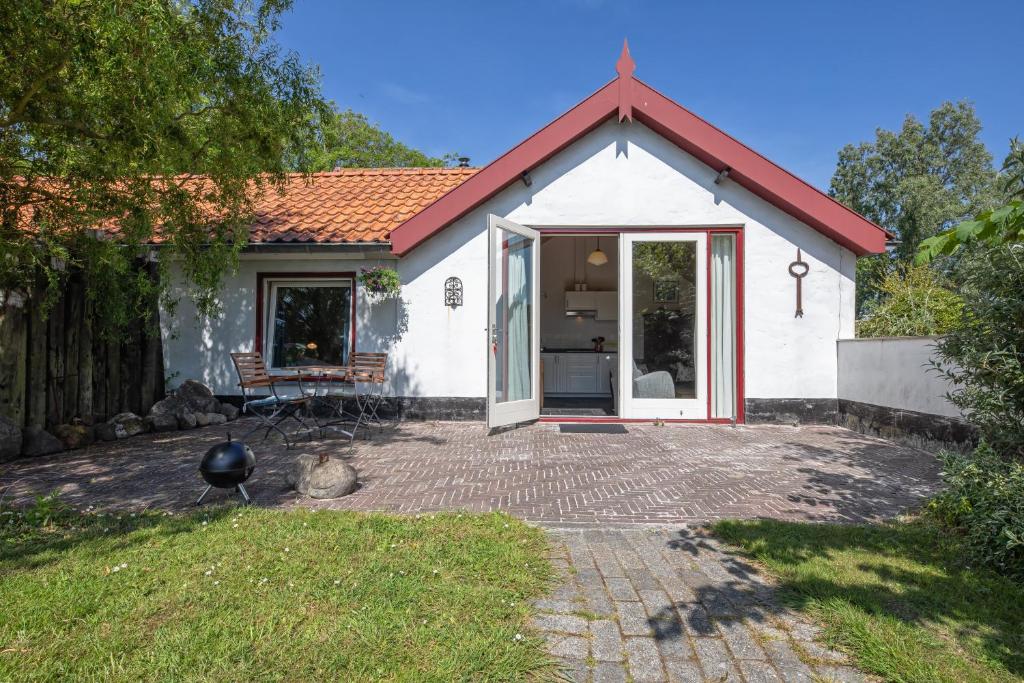 德科克斯多普De Vrijheid-Plantage的一间白色的小房子,有红色的屋顶