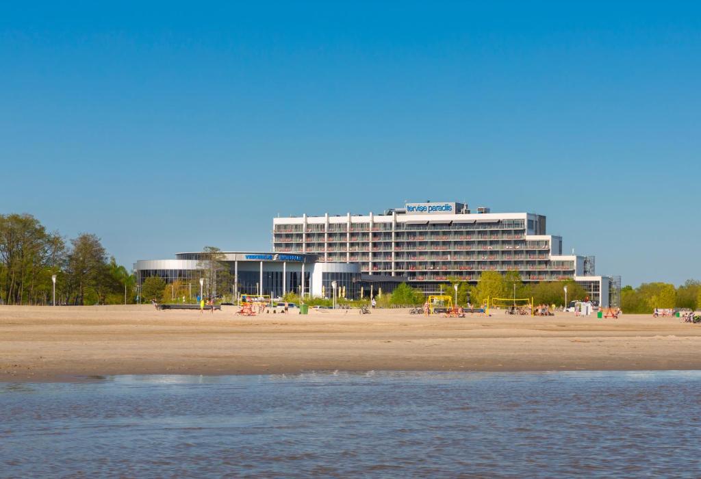 派尔努健康天堂Spa酒店的海滩旁的一栋建筑