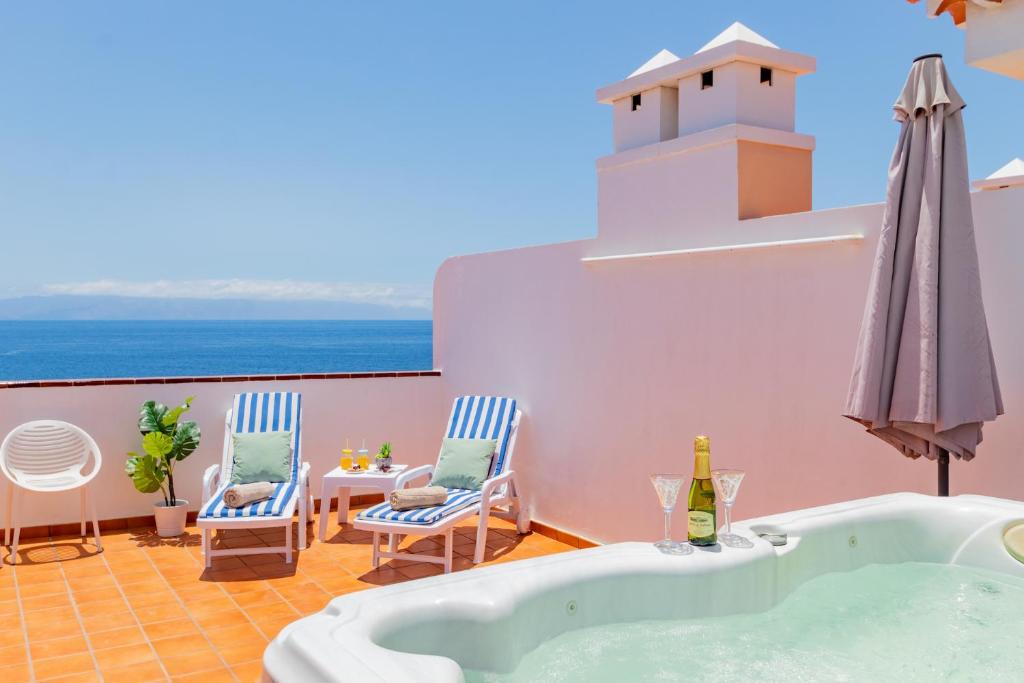圣地亚哥港Oceanview Penthouse With Jacuzzi by Dream Homes Tenerife的海景阳台上的热水浴池
