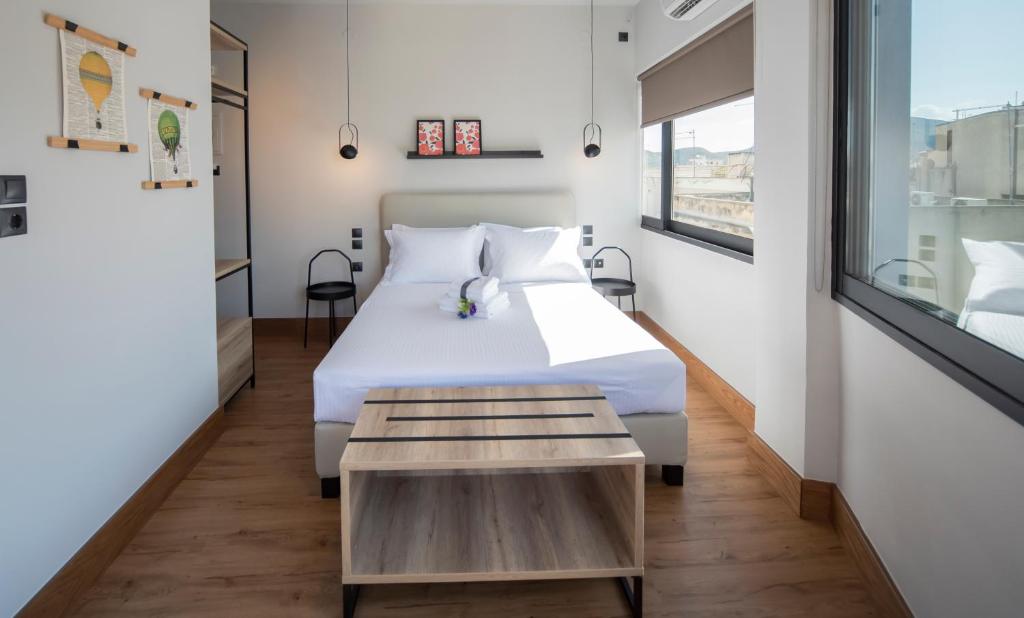 哈尔基斯Urban Sea View Lofts #3的一间卧室配有一张床和一张桌子
