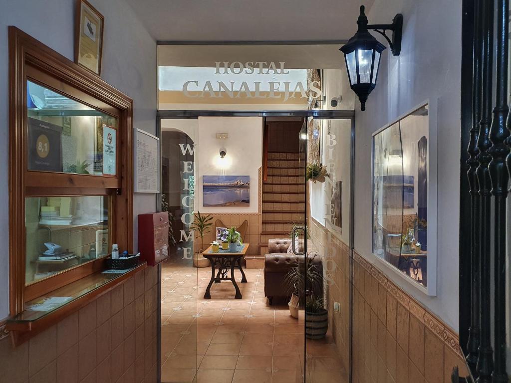 加的斯卡纳莱哈斯旅馆的一间设有走廊的餐厅,房间内设有桌子