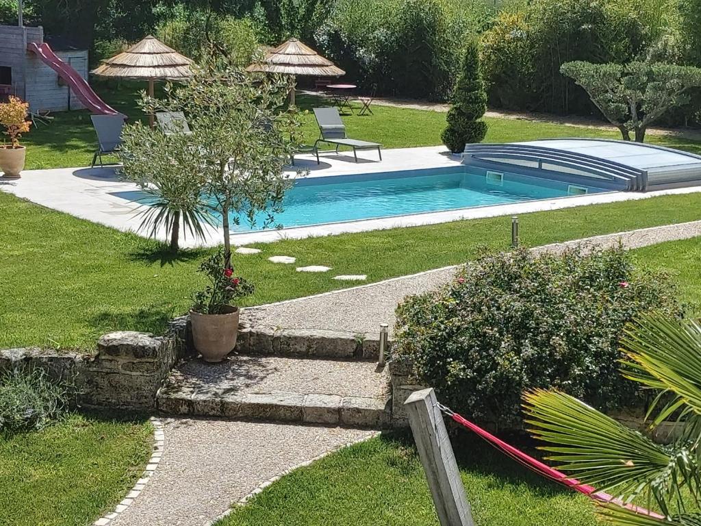 ChampdolentChambres d'hôtes Les Marguerites的花园中游泳池