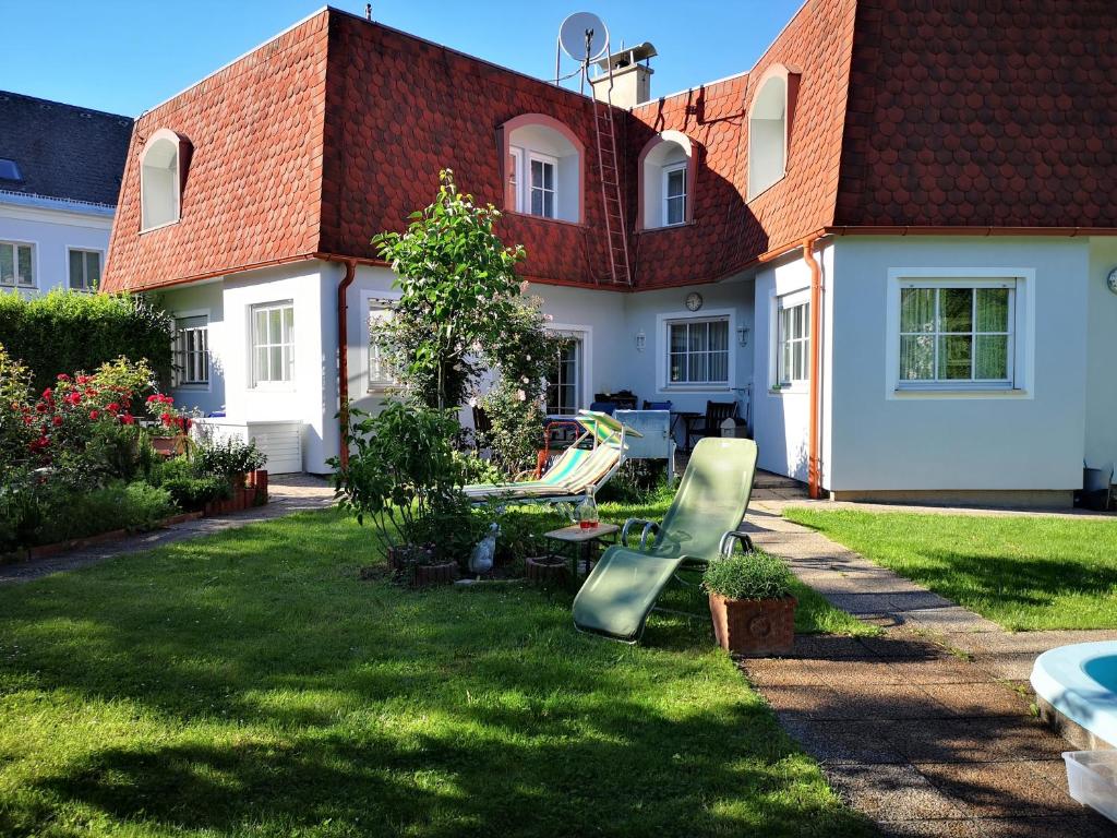 维也纳Christl - Apartment mit Garten und Pool zur Mitbenutzung的庭院内带游乐场的房子