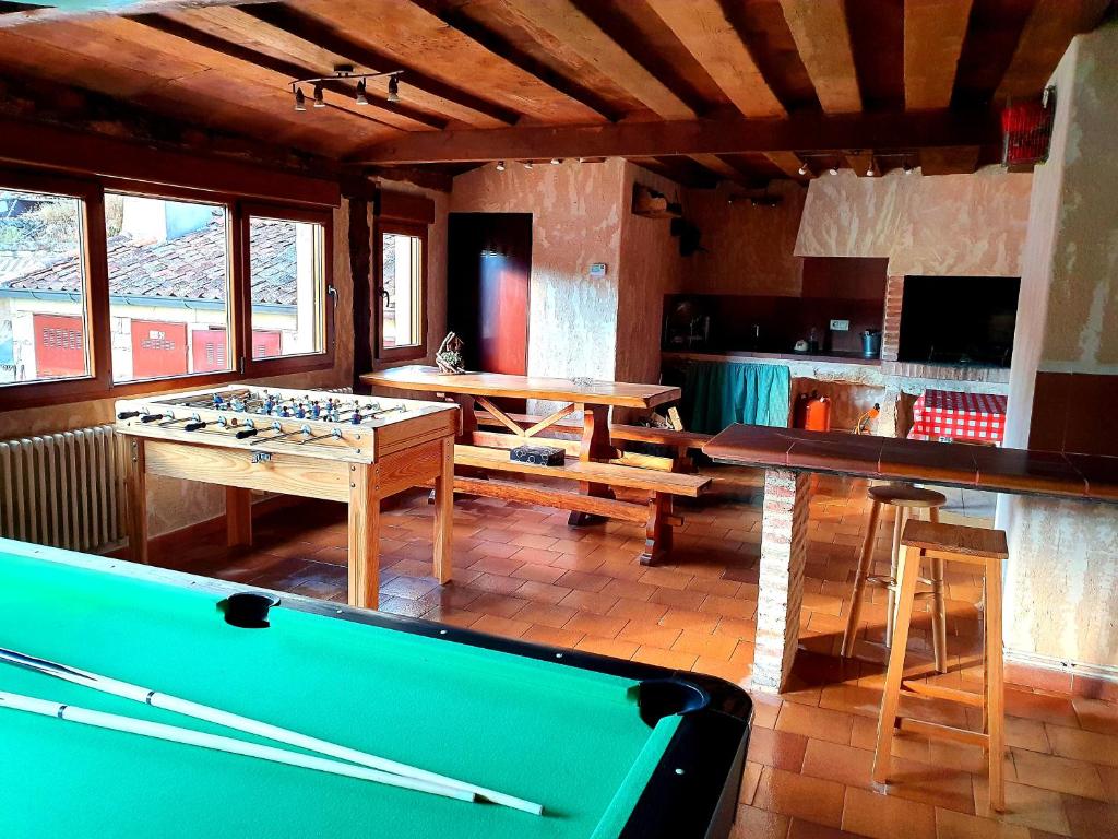 CaballarLa Fuente del Poval的一间带台球桌的客厅和一间厨房