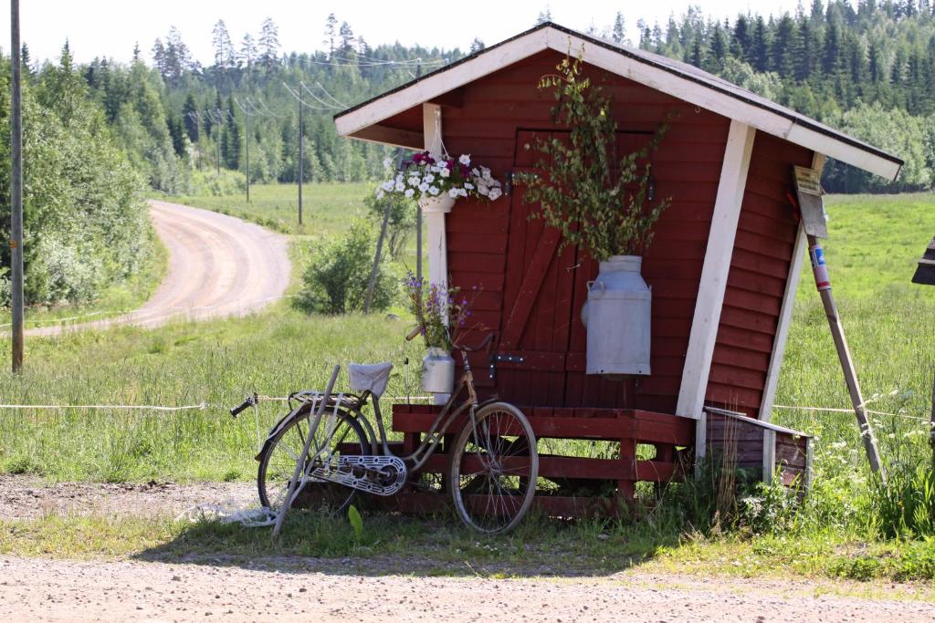 Korkeakoski马克兰罗马图瓦特度假屋的停在红色棚屋前的自行车