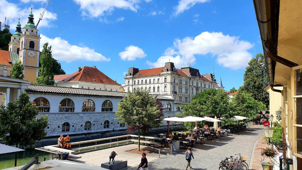 卢布尔雅那Petkovšek Rooms and Apartments的一条拥有建筑和钟楼城市街道