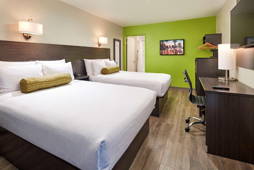 圣地亚哥圣地亚哥红顶客栈 - 太平洋海滩/海洋世界区的绿墙旅馆客房的两张床