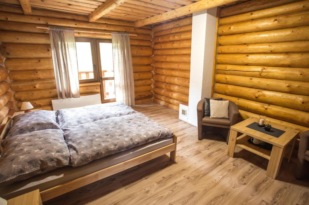 斯特拉特纳Ubytovanie Dobšinská Ľadová Jaskyňa的小木屋内一间卧室,配有一张床