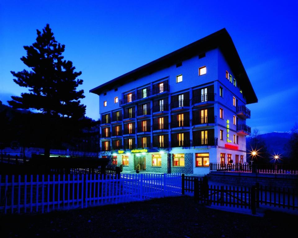 托尔诺全景酒店的一座晚上有灯的建筑