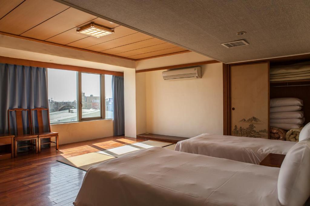 梧栖寄居蟹行旅的酒店客房设有两张床和大窗户。