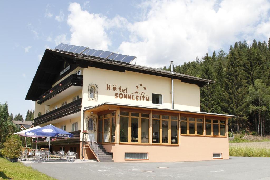 Jenig索勒特酒店的一座建筑的顶部设有太阳能电池板