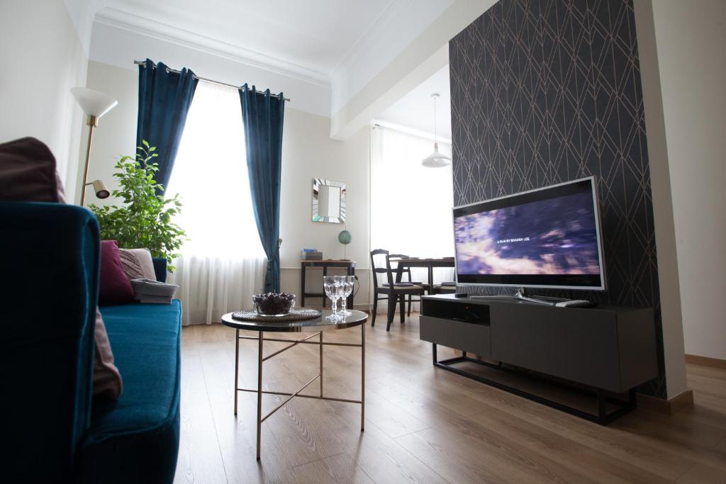 里加Cozy Home Valdemara, free parking, self check-in的一间带电视和沙发的客厅