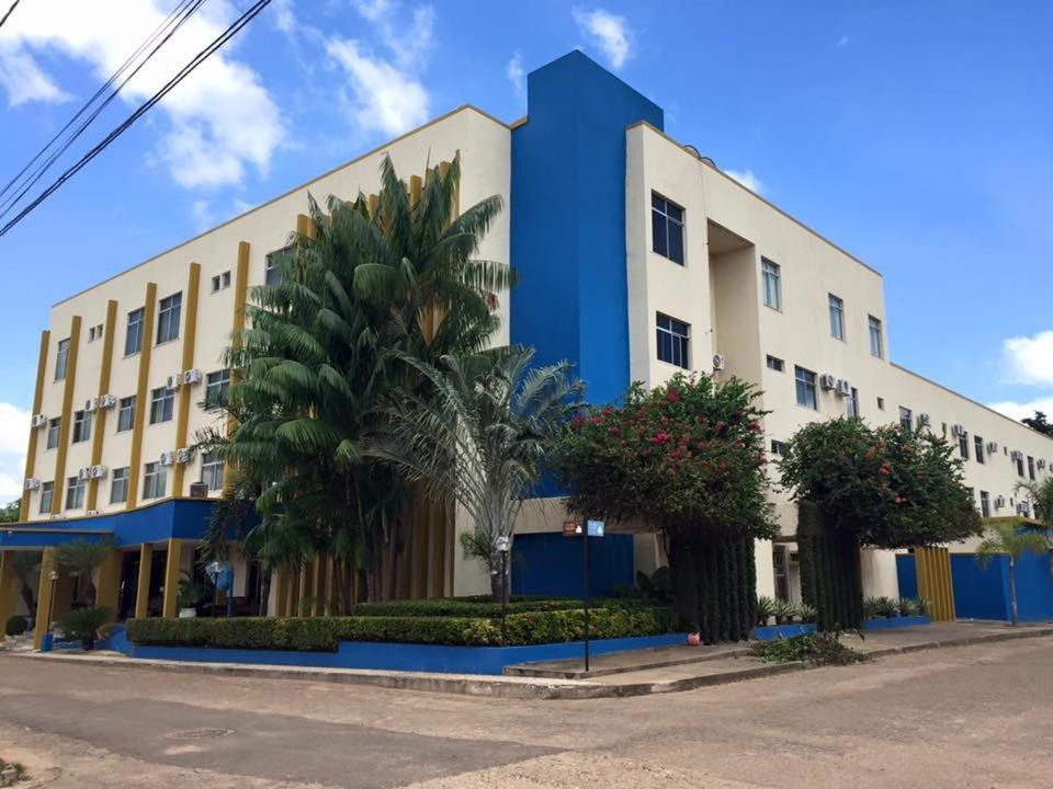 马拉巴Hotel del Príncipe的前面有棕榈树的建筑