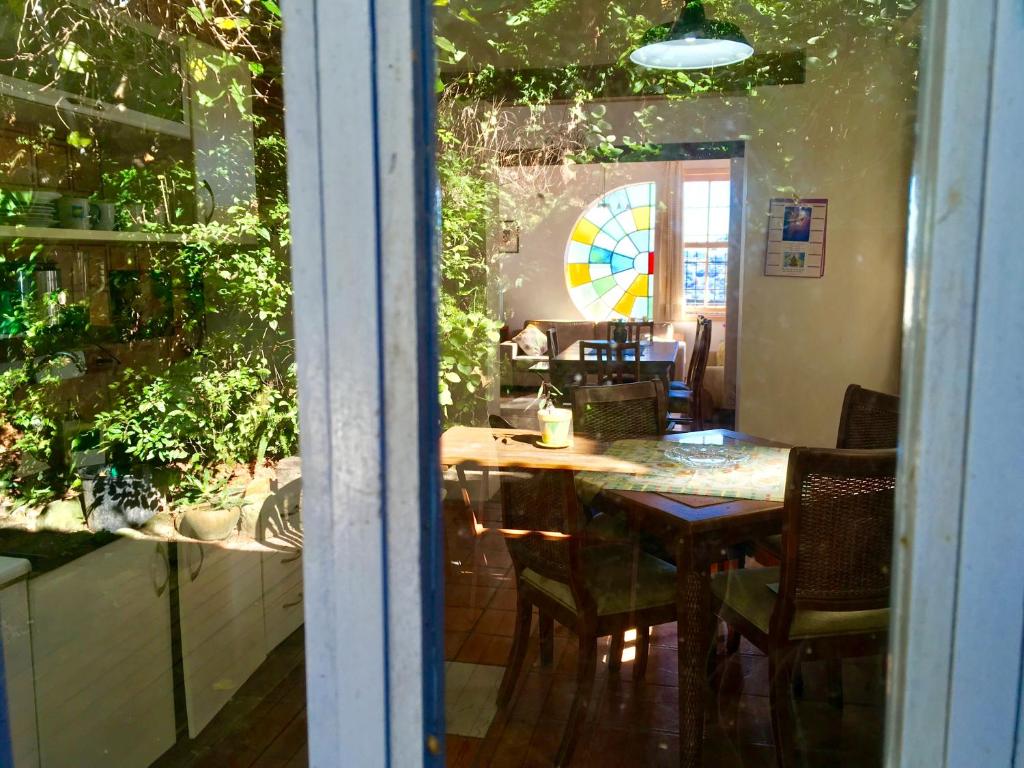 阿雷格里港Residência Acolhedora的一间带桌椅和窗户的用餐室