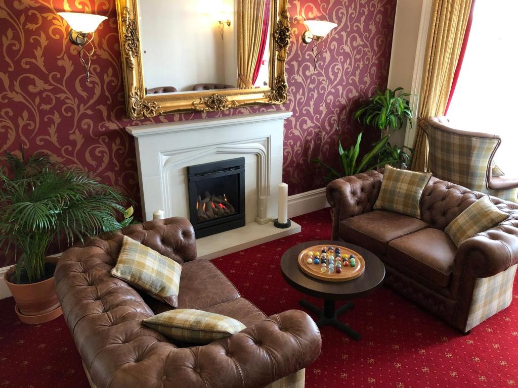滨海韦斯顿昆士伍德酒店的带沙发和壁炉的客厅