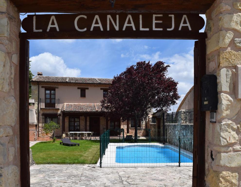 托雷瓦尔德圣佩德La Canaleja的通往带游泳池的房子的大门