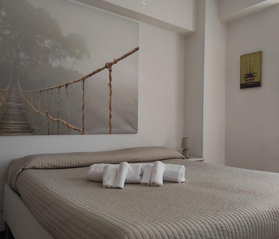 法尔科纳拉·玛里提马MONOLOCALI DA VINCI的一间卧室配有带3个枕头的床