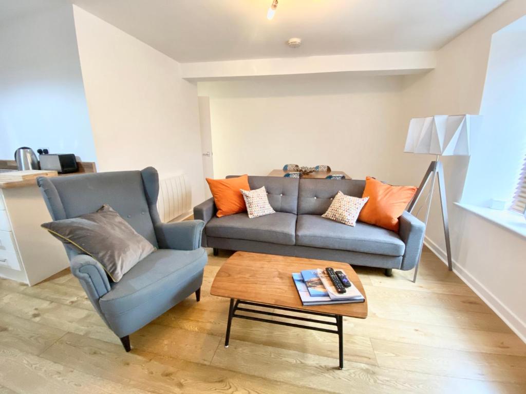 阿尔弗斯顿Nordic Suites Apartment, Ulverston的带沙发和咖啡桌的客厅