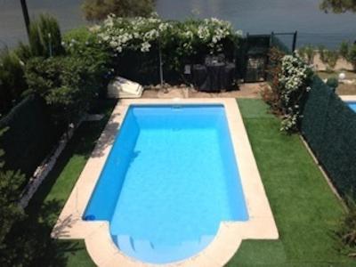 阿尔库迪亚港Chalet Llac的院子里的大型蓝色游泳池