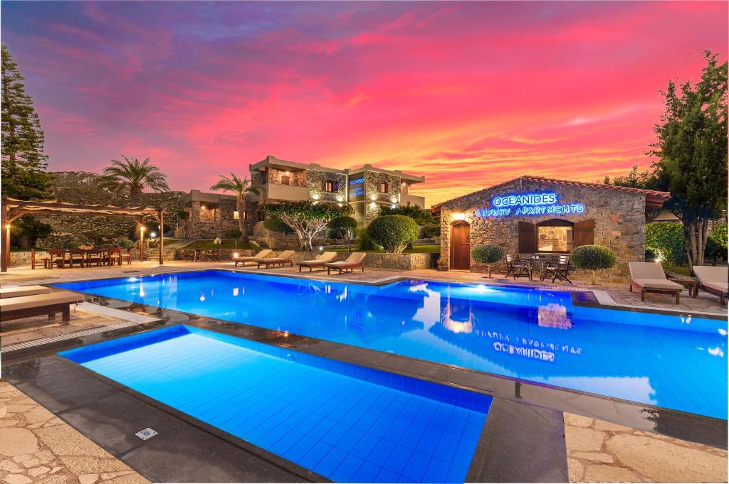 锡蒂亚Oceanides Luxury Apartments的房屋前的大型游泳池