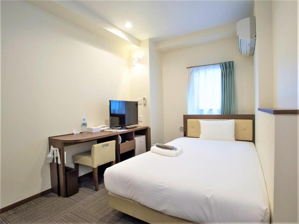 横滨SHIN YOKOHAMA SK HOTEL - Non Smoking - Vacation STAY 86104的酒店客房配有一张床和一张带电脑的书桌