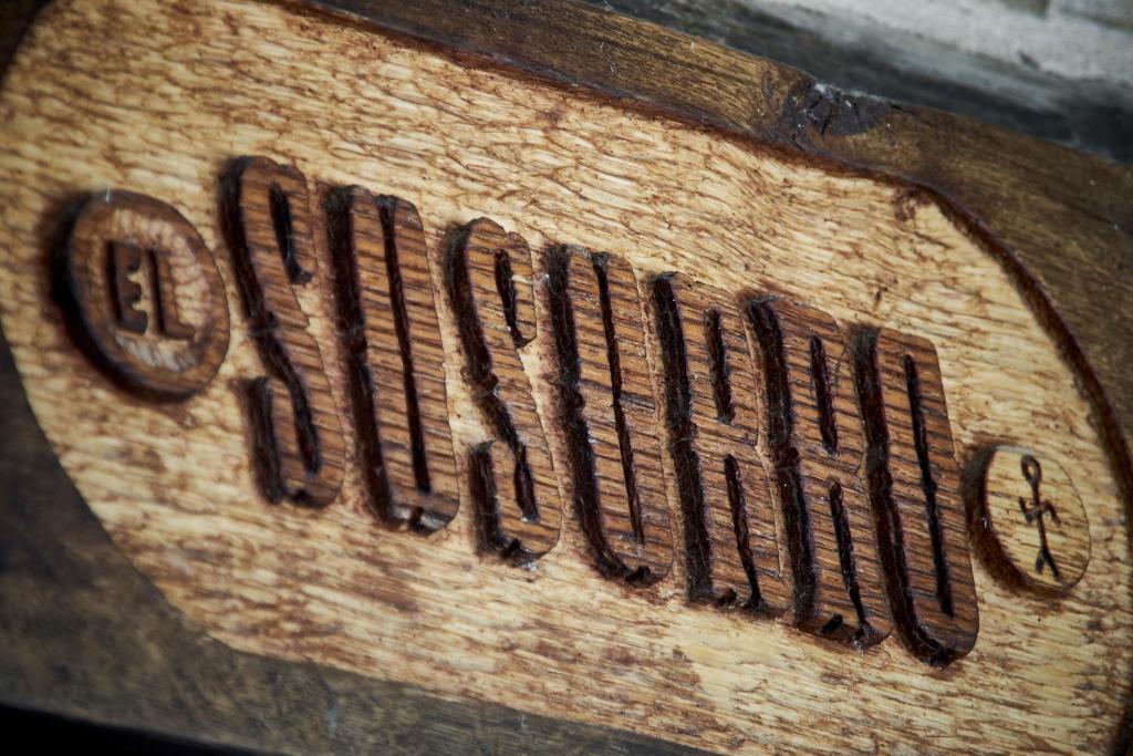 蓬费拉达casa el susurro的木标上写着"钟摆"字样