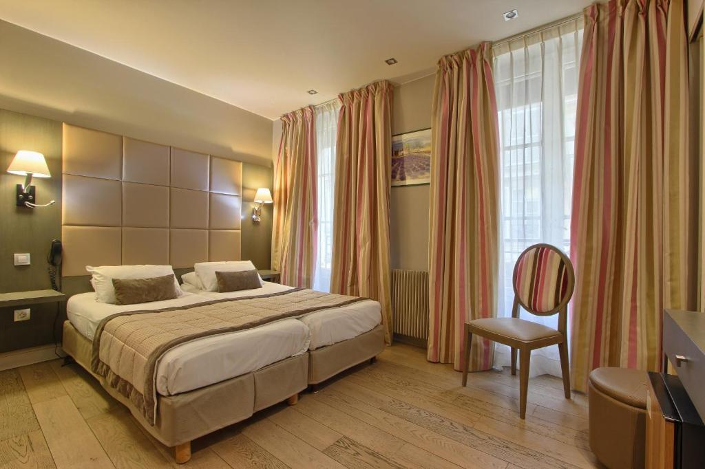 巴黎马尔加剧院别墅酒店的配有一张床和一把椅子的酒店客房