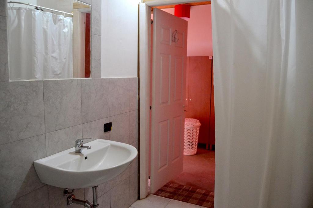 阿莱齐奥Ostello Salento的一间带水槽和镜子的浴室