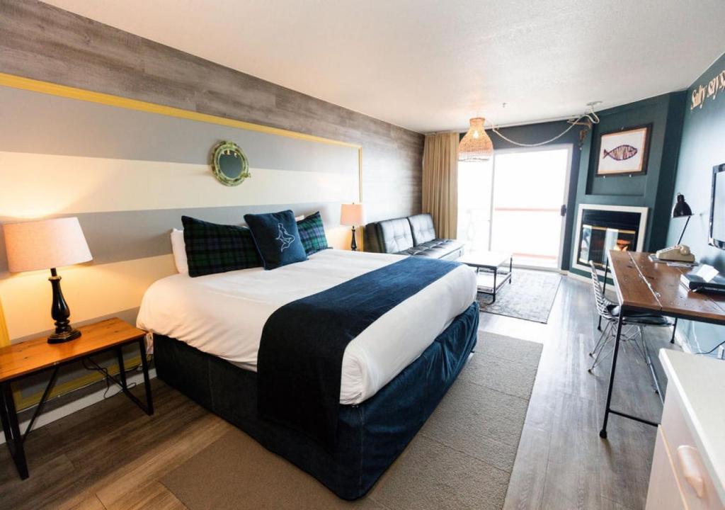 林肯市Surftides Hotel的一间带大床的卧室和一间客厅