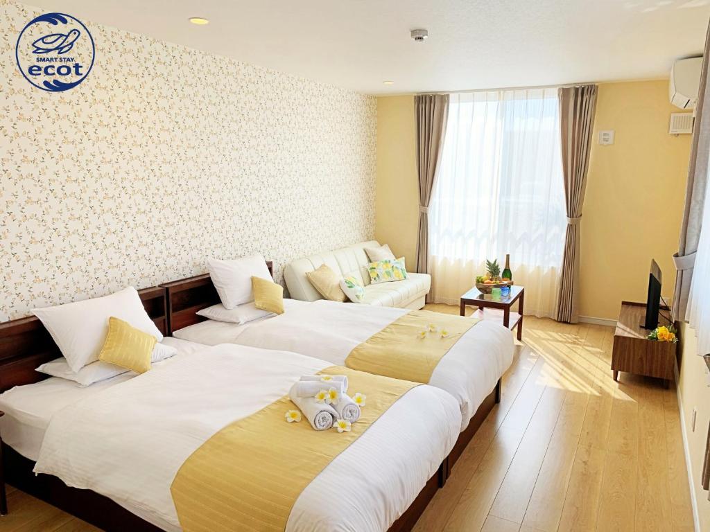 宫古岛Ecot 下里２的酒店客房带两张床,上面有泰迪熊