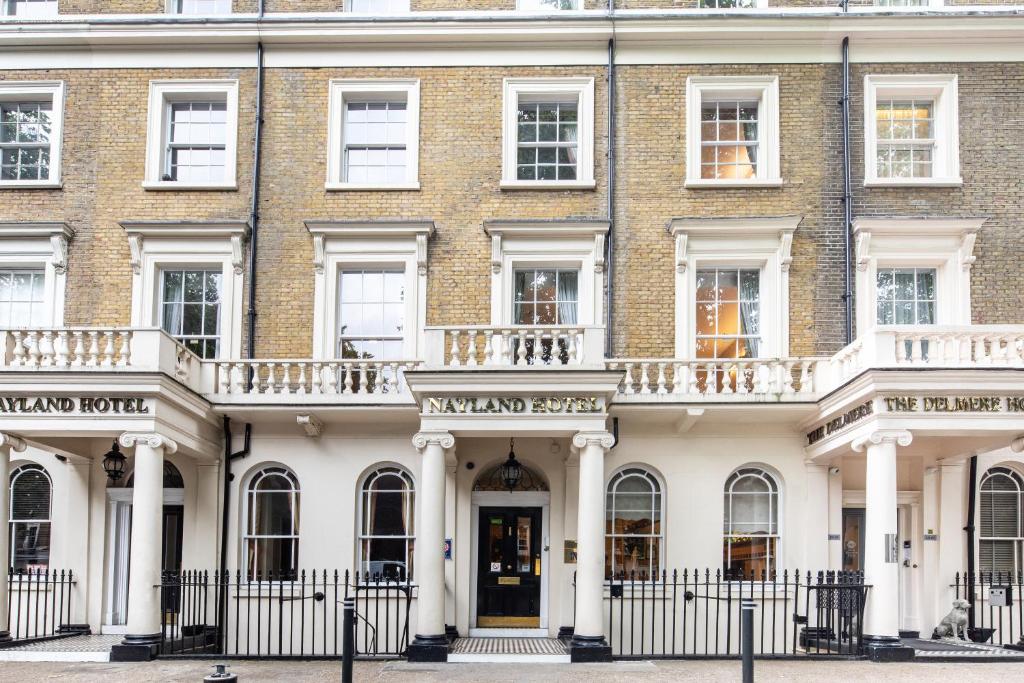 伦敦内兰得酒店的一座带前门的大型砖砌建筑