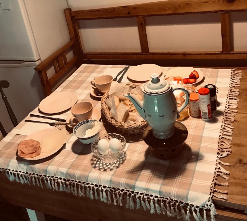 TingsrydSkrattande Ko的一张桌子上放有盘子和茶壶